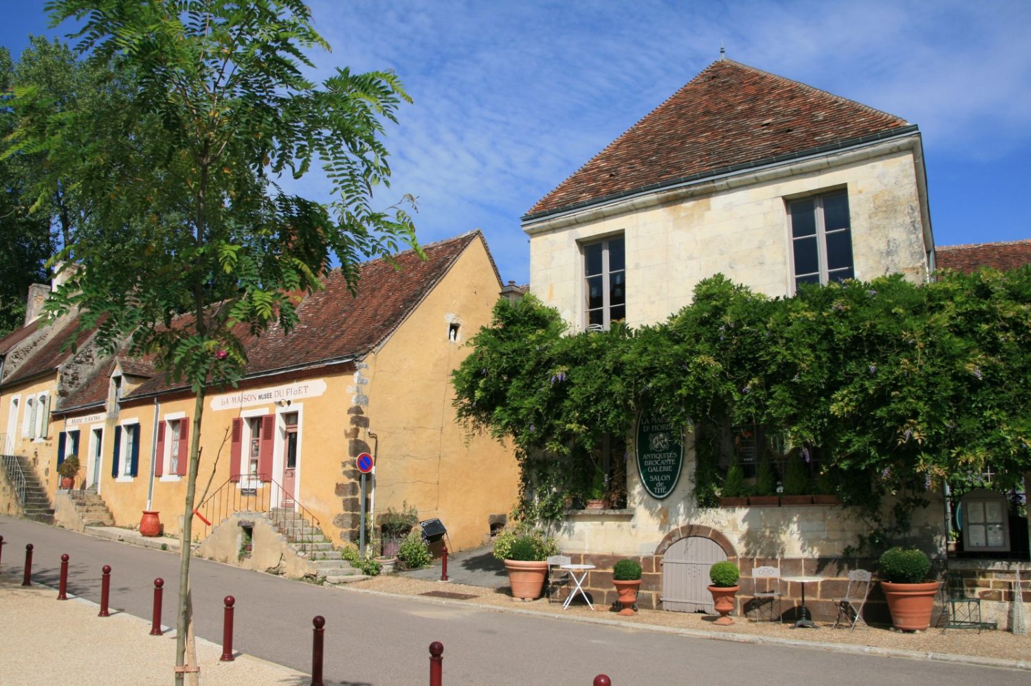 Le village de La Perrière, perché sur son éperon