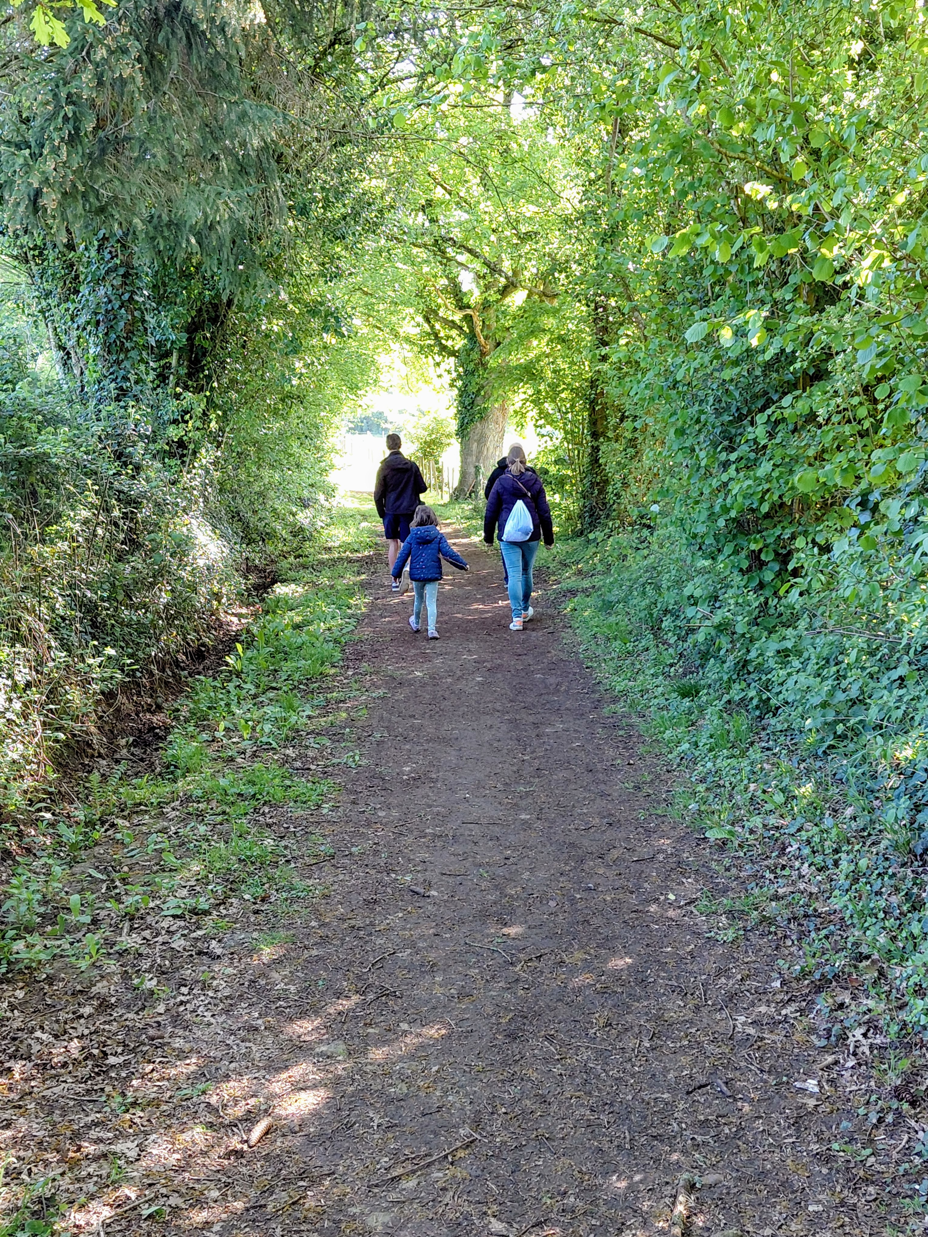 En famille sur un chemin creux du Perche