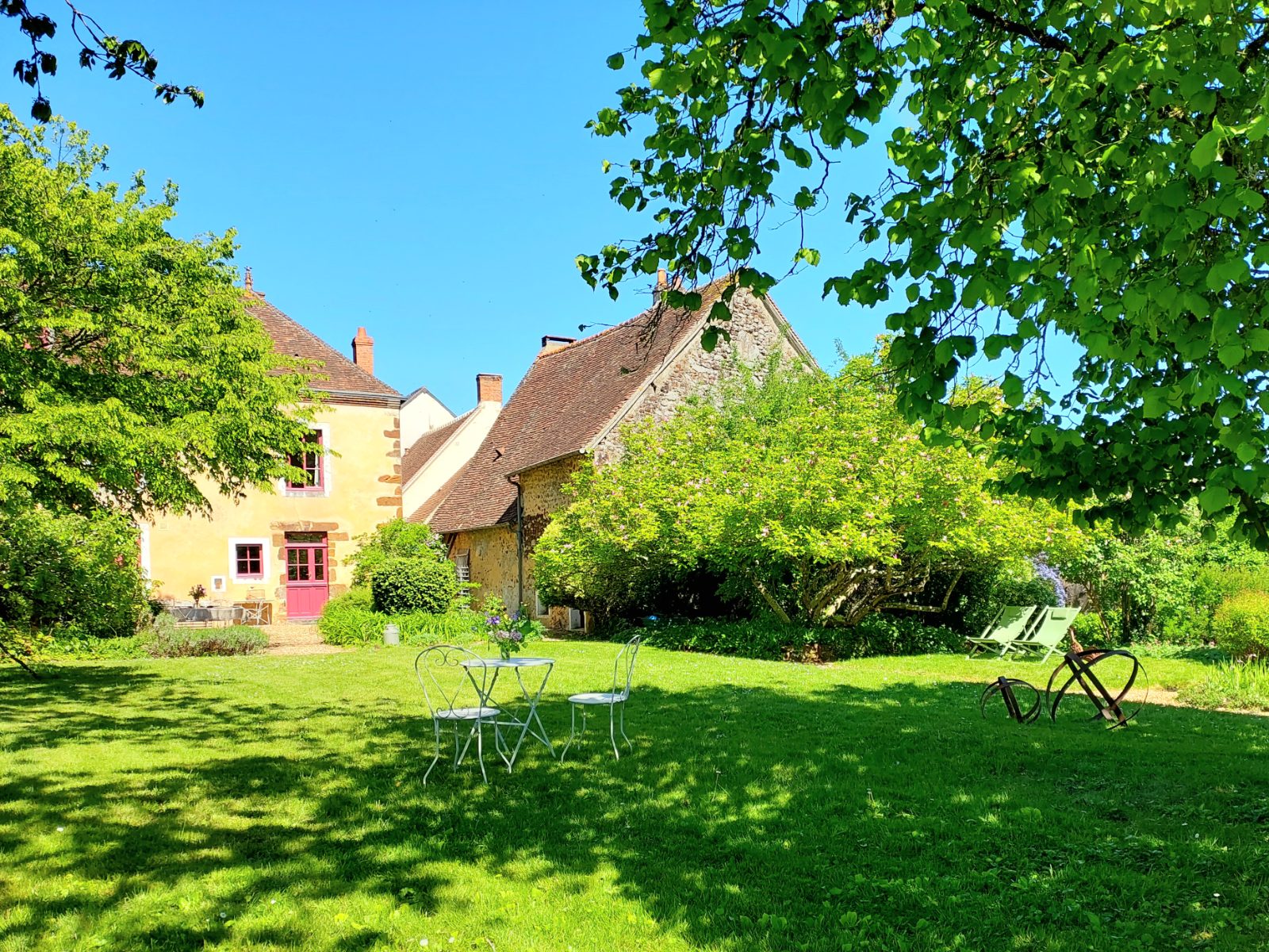 La façade ocre et le jardin clos du Clos de la Fuie